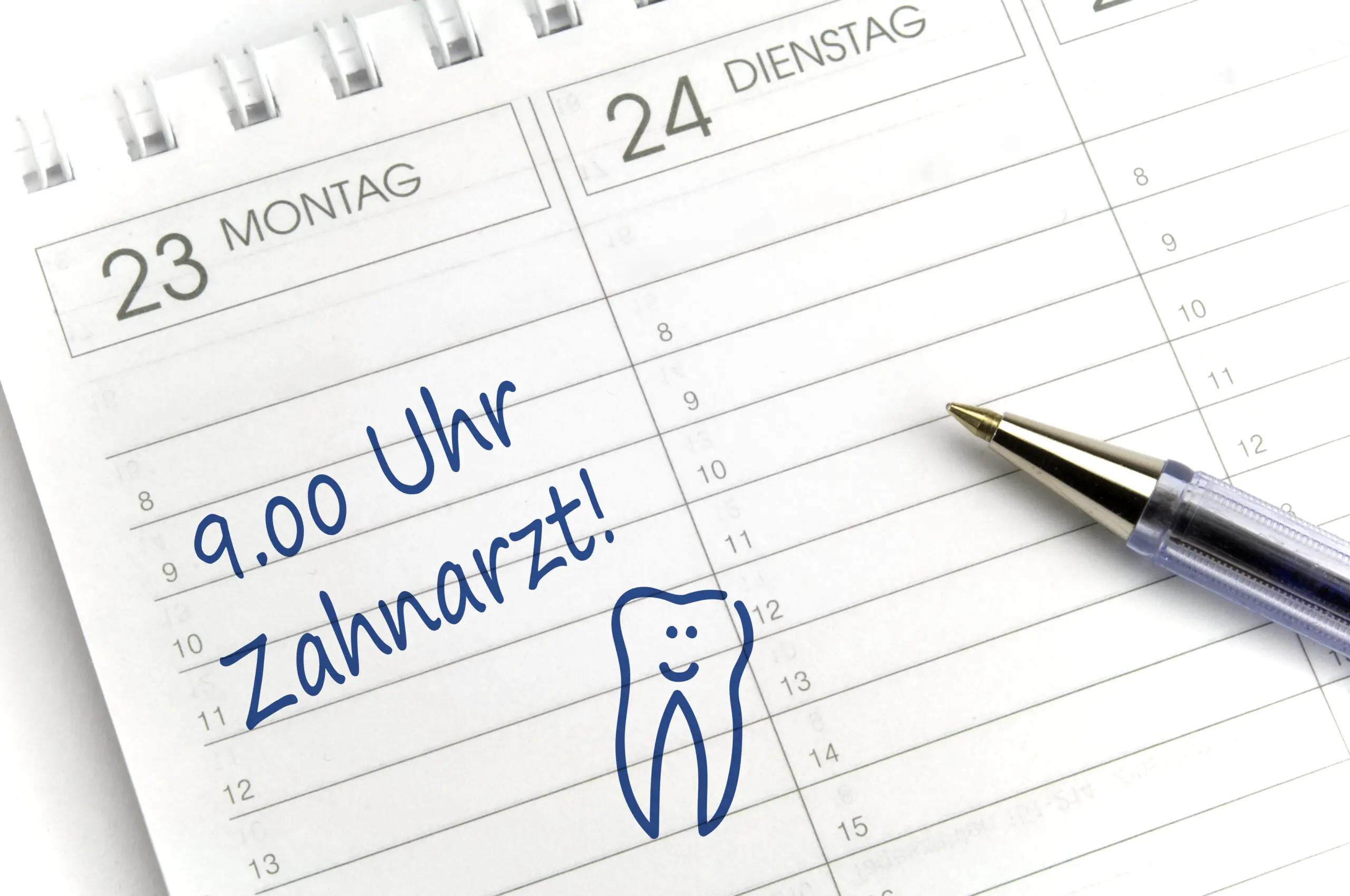 Bei Parodontose: Ein Nachsorgetermin beim Zahnarzt im Kalender ist wichtig. 