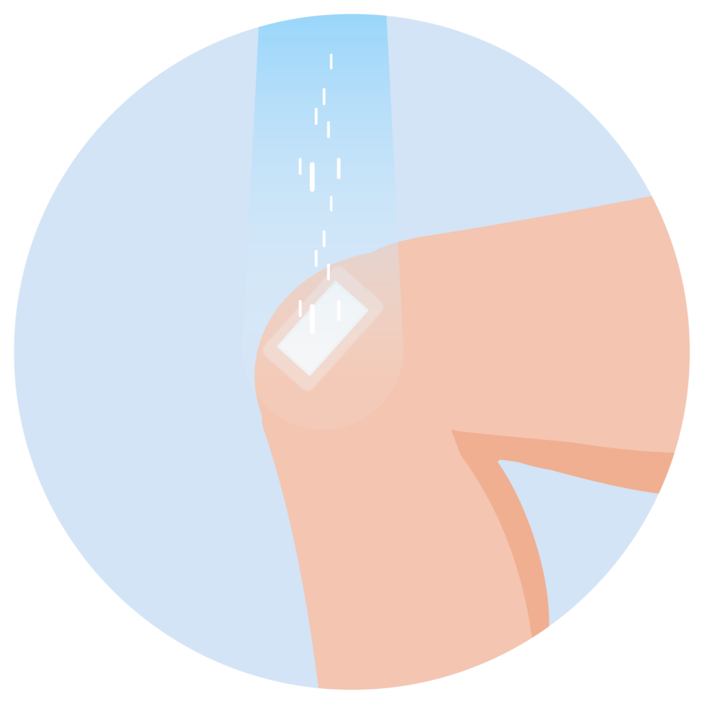 Knie mit wasserfestem Pflaster, das die Wunde vor Wasser schützt.