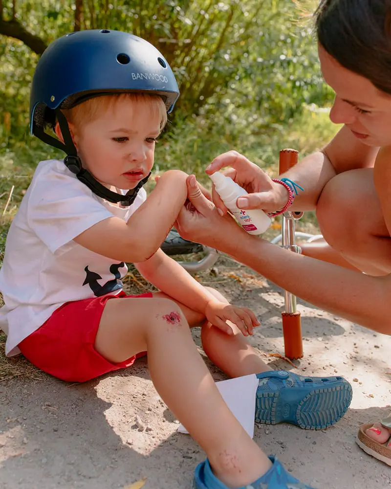 Junge bekommt octenisept® Wundheilung.